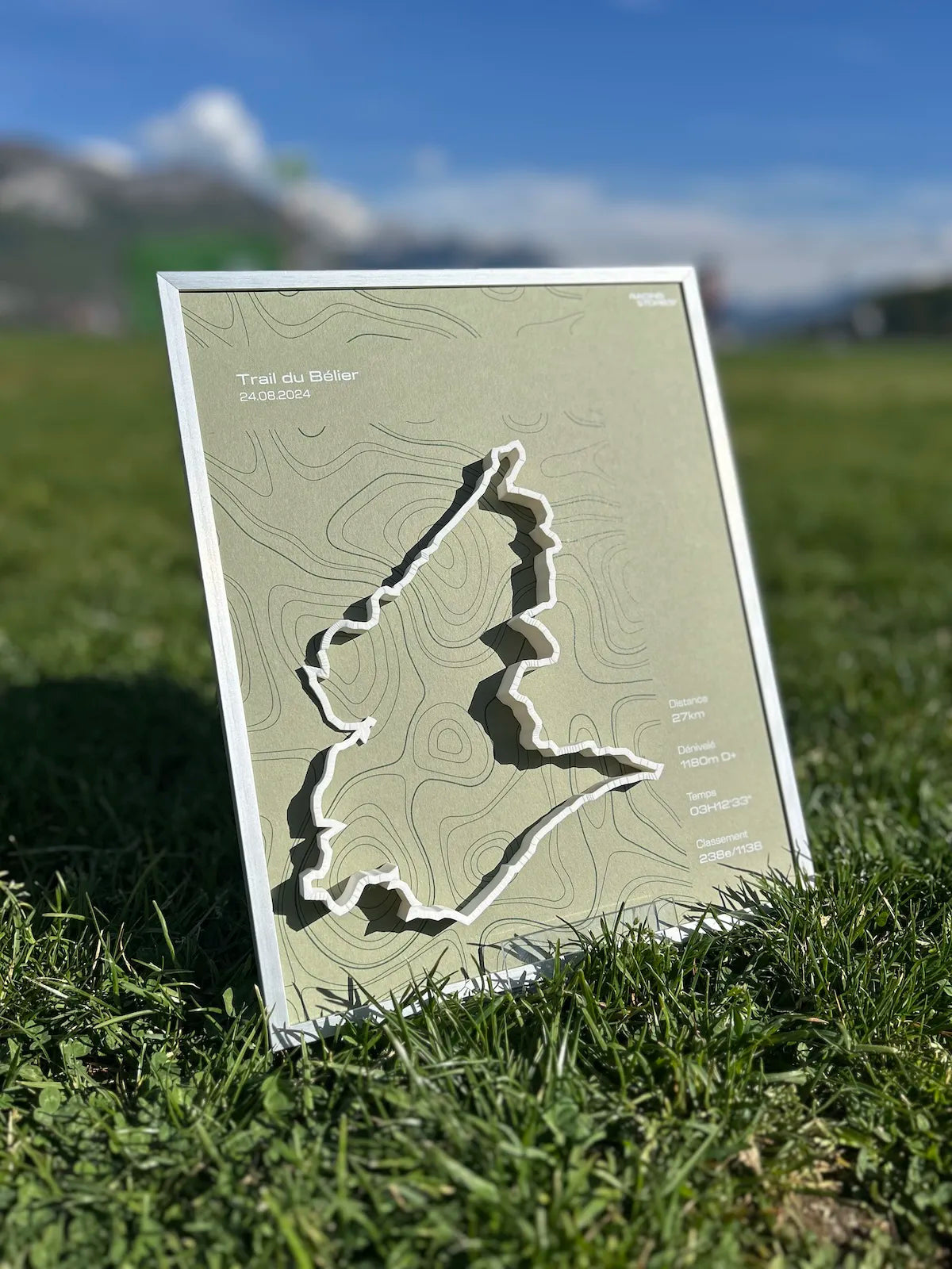 Cadre ma trac3D avec impression du tracé 3D blanc sur fond vert et motif topo