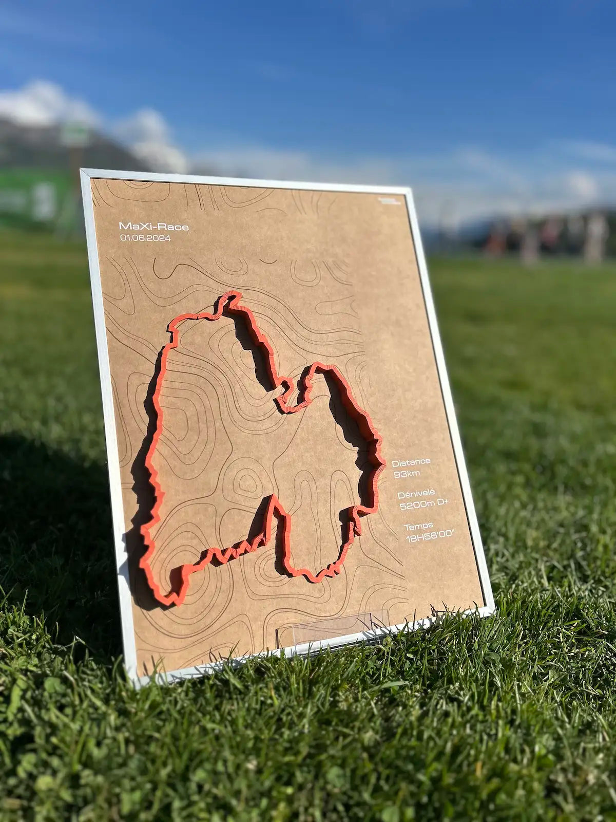 Cadre ma trac3D avec impression du tracé 3D orange et motif topographique