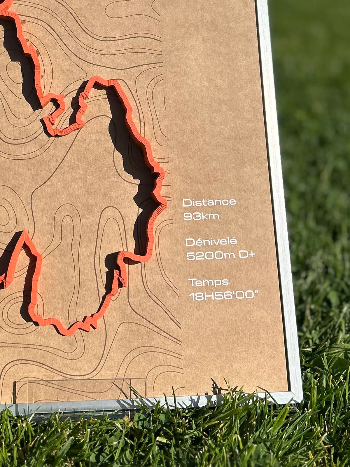 Cadre ma trac3D zoomé sur les datas avec impression du tracé 3D orange et motif topo