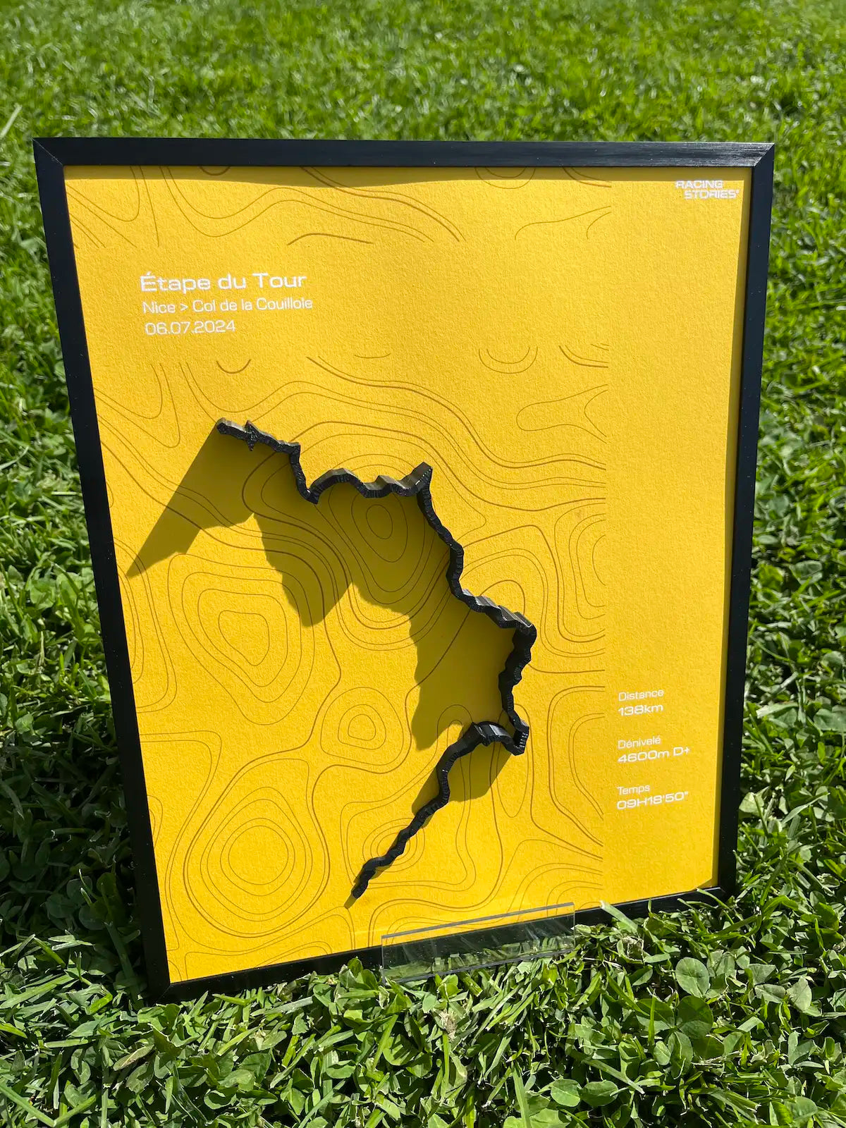Cadre ma trac3D avec impression du tracé 3D noir sur fond jaune et motif topo